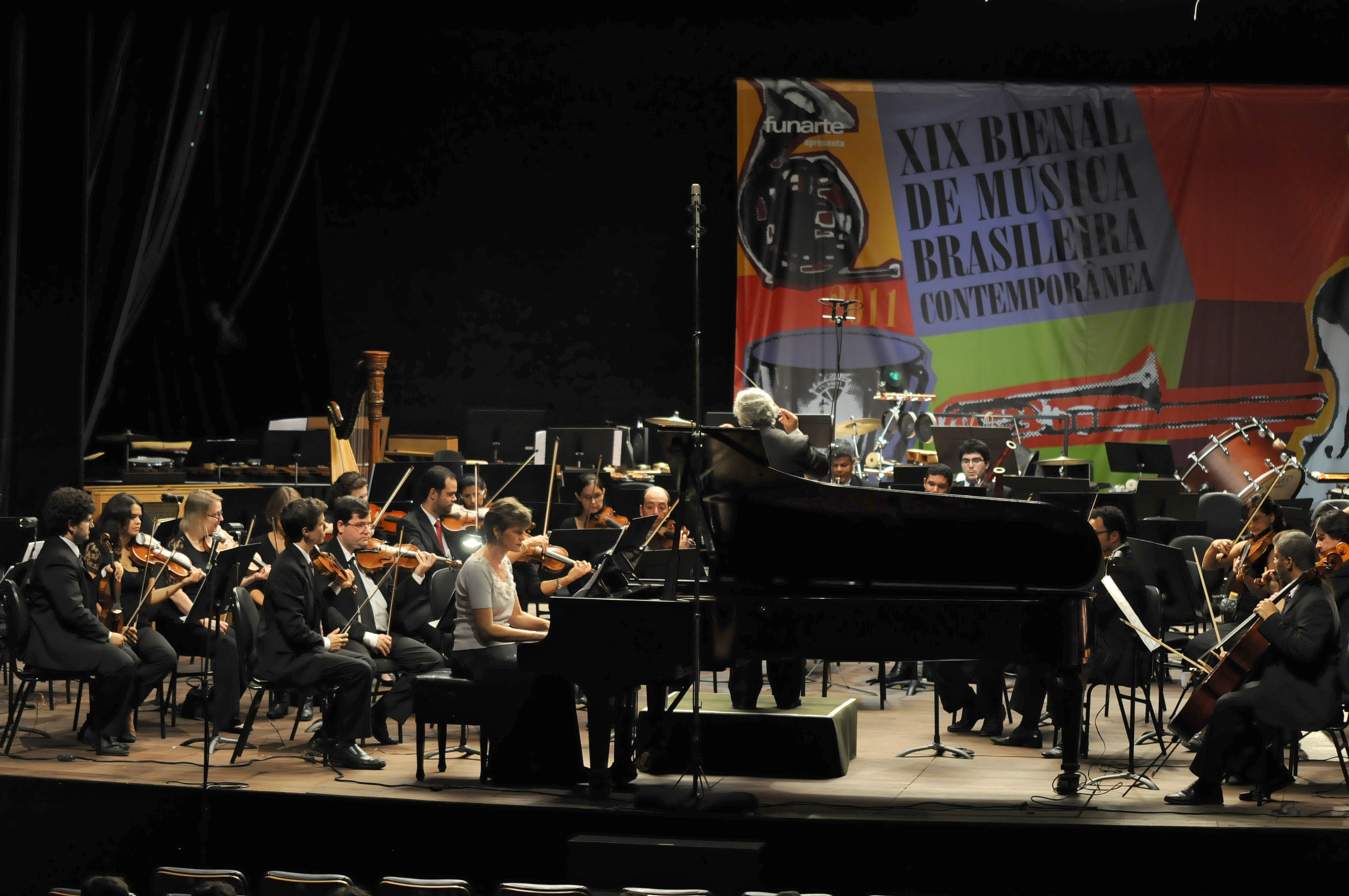Com a orquestra da Bienal de Música Brasileira Contemporânea.